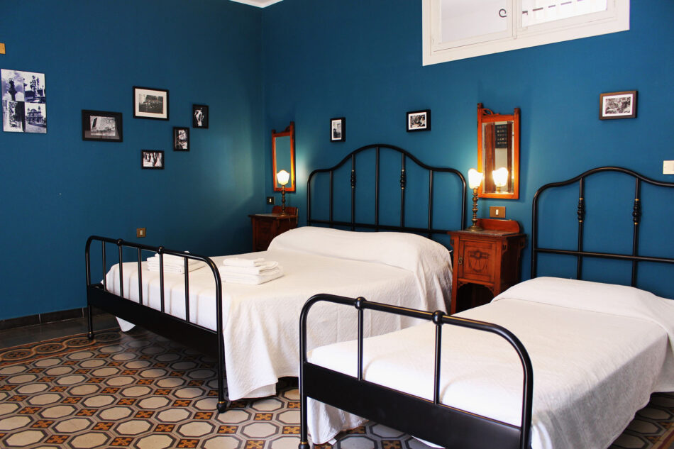 Camera tripla climatizzata con bagno in camera, armadio, scrittoio, balcone.