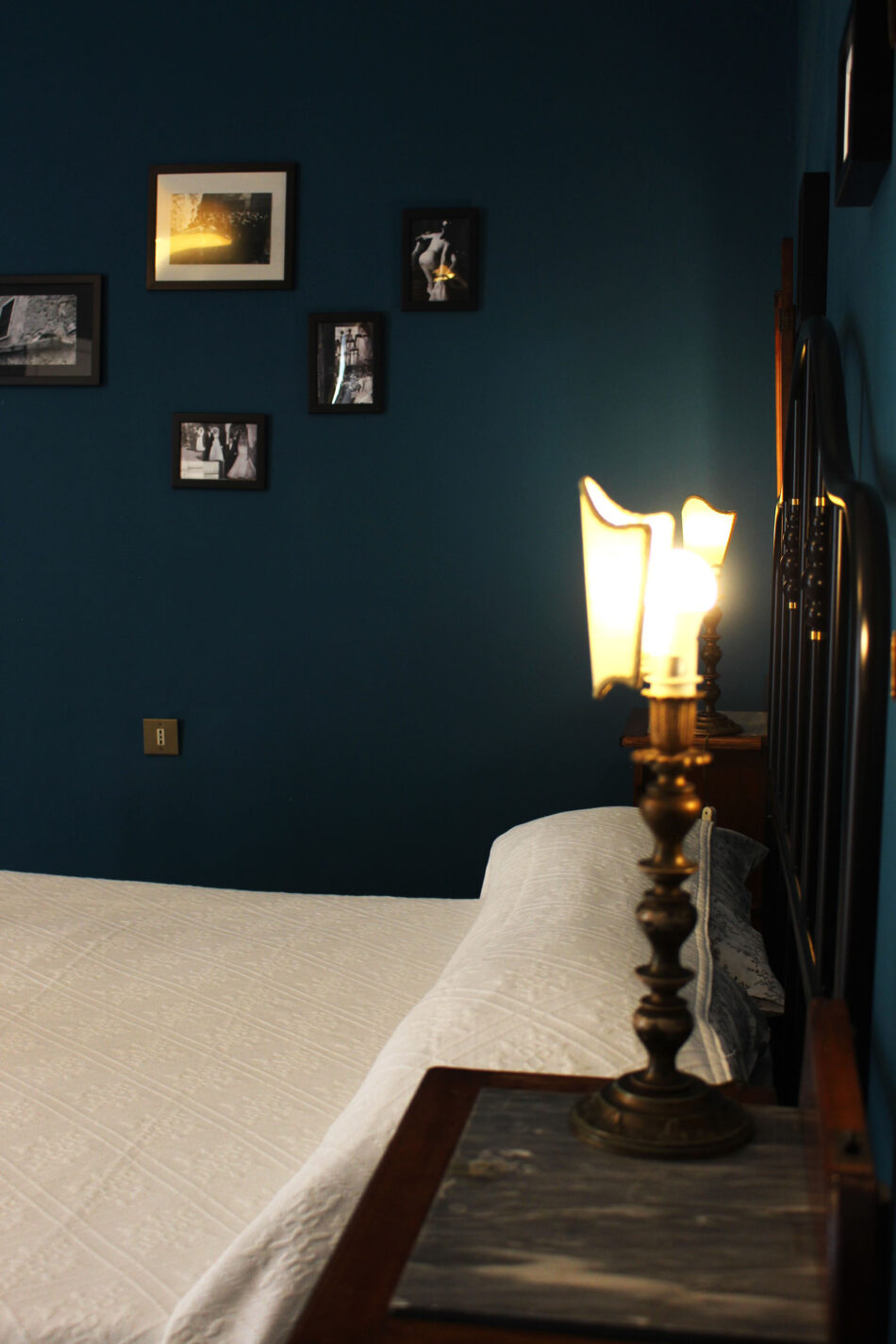 Camera tripla climatizzata con bagno in camera, armadio, scrittoio, balcone.