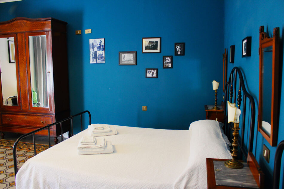 Camera tripla climatizzata con bagno in camera, armadio, scrittoio, balcone.